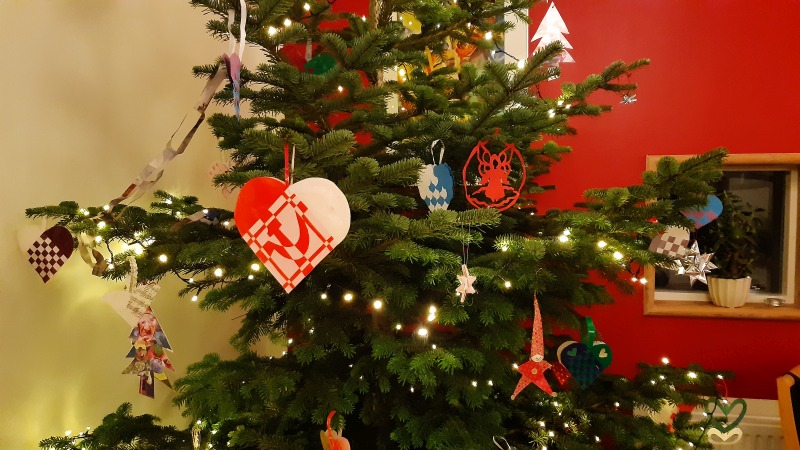 Udsnit af juletræ med julehjerte dekoreret med hammer og segl