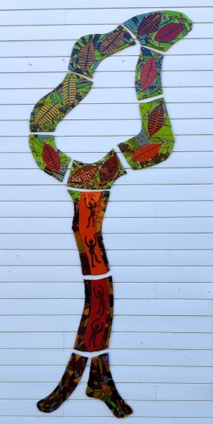 Billede af et stiliseret træ i bemalet glas som er skabt af bofællesskabets kvindelige beboere.