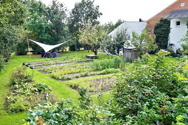 Køkkenhaven set oppe fra volden.