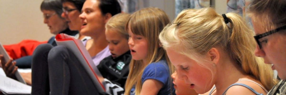 Billede af bofæller som synger.