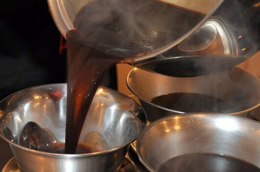 Hverdagen går blandt andet med madlavning.